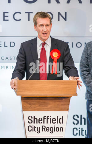 La Ville Élections municipales 2018 Dan Jarvis, député travailliste pour Barnsley Central est retourné comme le maire de la région de la ville de Sheffield Banque D'Images