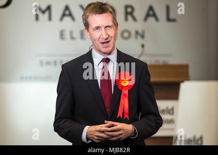 La Ville Élections municipales 2018 Dan Jarvis, député travailliste pour Barnsley Central est retourné comme le maire de la région de la ville de Sheffield Banque D'Images