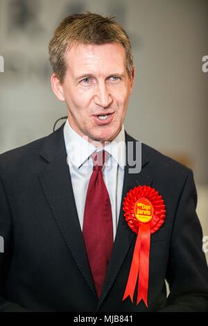 La Ville Élections municipales 2018 Dan Jarvis, député travailliste pour Barnsley Central est retourné comme le maire de la région de la ville de Sheffield Banque D'Images