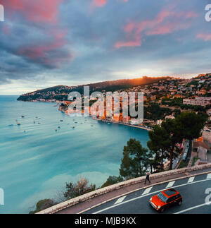 Voiture et de la route au-dessus de Villefranche sur Mer en Côte d'Azur. Banque D'Images