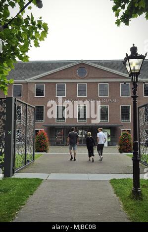 Amsterdam, Pays-Bas : la façade nord du Musée de l'Ermitage sur l'Amstel, avec les visiteurs à marcher vers l'entrée. Banque D'Images