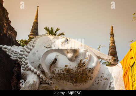 Bouddha couché dans le parc historique d'Ayutthaya, Thaïlande Banque D'Images