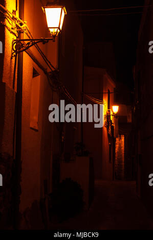 Lampadaires orange dans une ruelle dans un petit village sarde Banque D'Images