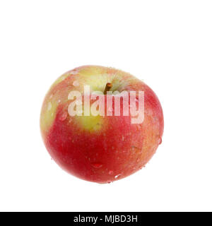 Une pomme rouge et verte avec de l'eau gouttes isolé sur un fond blanc. Banque D'Images