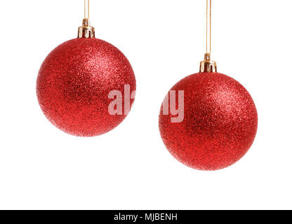 Deux boules de Noël en verre dépoli rouge accrochant isolé sur fond blanc. Banque D'Images