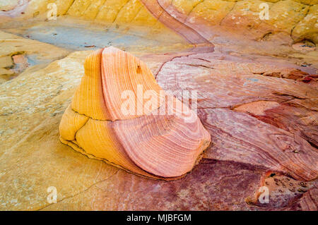 Roche de grès avec violet et or les couleurs de grès avec rayures de couleur semblable au Sud Coyote Buttes Vermilion Cliffs National Monument Arizona Banque D'Images