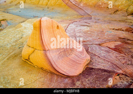 Roche de grès avec violet et or les couleurs de grès avec rayures de couleur semblable au Sud Coyote Buttes Vermilion Cliffs National Monument Arizona Banque D'Images