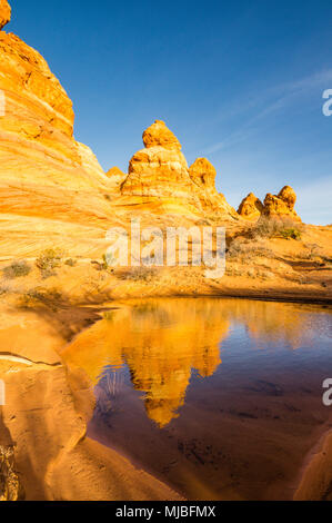 Reflet de formations de grès colorés tepee accès Cottonwood Sud Coyote Buttes Vermilion Cliffs National Monument Arizona USA Banque D'Images