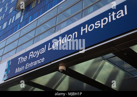 Entrée principale du Royal London Hospital dans l'Est de Londres, Angleterre, Royaume-Uni. Britains plus grand nouveau NHS hospital Le Royal London Barts et état de l'art nouveau bâtiment qui sera assis derrière le bloc avant historique donnant sur la Whitechapel. Banque D'Images