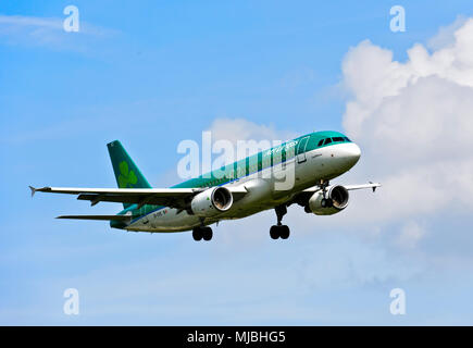 Airbus A320-214 Air Lingus près de l'aéroport de Genève, Suisse Banque D'Images