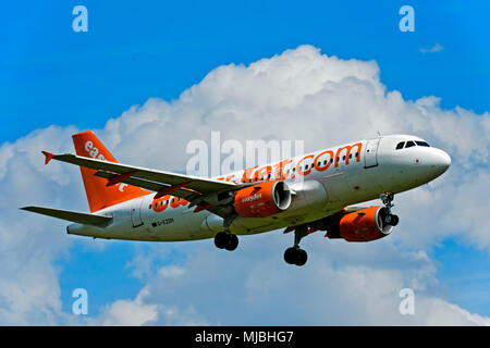 EasyJet Airbus A319-111 près de l'aéroport de Genève, Suisse Banque D'Images