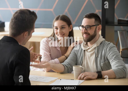 Heureux couple millénaire pour obtenir de nouvelles accueil de realtor Banque D'Images