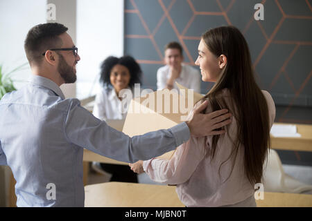 Première journée de travail concept, patron accueillant de nouveaux employé à l'office de tourisme Banque D'Images