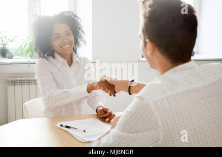 Femme africaine millénaire Smiling in office partenaire de liaison m Banque D'Images