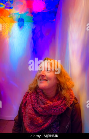 Femme admirant le verre dans la salle Perse de plafond, Chihuly Garden and Glass, Seattle, Washington State, Etats-Unis Banque D'Images