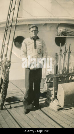 Meubles anciens c1922 photo, vue à bord du navire câble USCG Pequot. Les marins dans les équipements sportifs. SOURCE : tirage photographique original. Banque D'Images