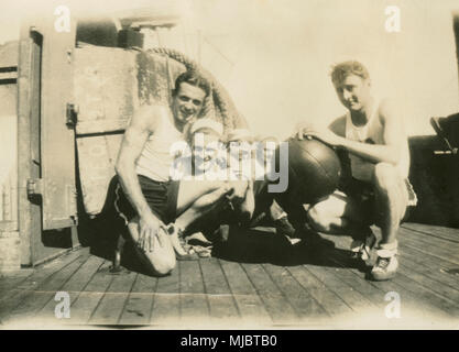 Meubles anciens c1922 photo, vue à bord du navire câble USCG Pequot. Les marins s'adonner à des loisirs avec un ballon. Remarque pour les lettres écrites sur JR PEQUOT faiblement l'embarcation à gauche. SOURCE : tirage photographique original. Banque D'Images