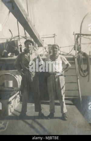 Meubles anciens c1927 photo, deux marins à bord d'un navire de la Garde côtière canadienne, peut-être ou de la Marine. SOURCE : tirage photographique original. Banque D'Images