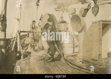 Meubles anciens c1922 photo, vue à bord du navire câble USCG Pequot. Pont avant montrant l'équipement treuil à câble, installé après la conversion d'une mine de l'armée, et la couche inférieure de l'escalier escalier espace équipage (à droite). SOURCE : tirage photographique original. Banque D'Images