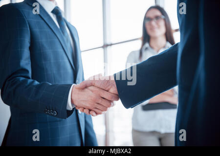Business people shaking hands, finir une réunion. Banque D'Images
