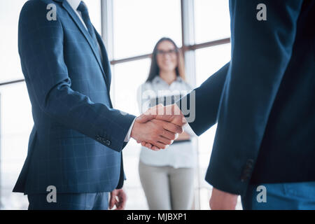 Deux business man shaking hands lors d'une réunion à l'office, succès, traitant, salut et partenaire concept. Banque D'Images