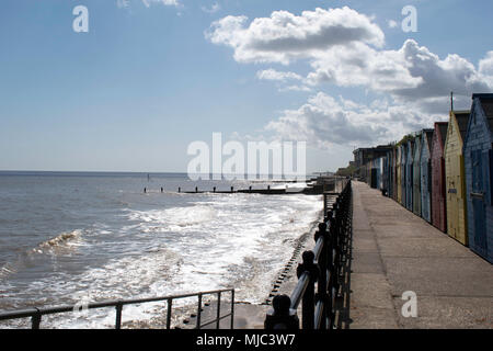 Une belle journée ensoleillée sur le front de mer à Mundesley Norfolk. Banque D'Images