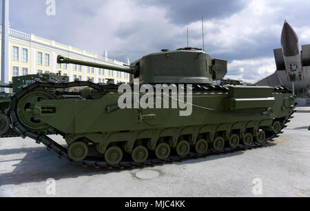 Verkhnyaya Pyshma, Russie - Mars 01, 2018 : lance-flammes britannique tank Mk IV Churchill Crocodile dans le musée de l'équipement militaire Banque D'Images