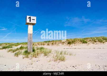 Marqués avec pôle plage numéro 1 dans le sable sur dune avec l'ammophile sur Kennemerstrand beach à IJmuiden, Noord-Holland, Banque D'Images