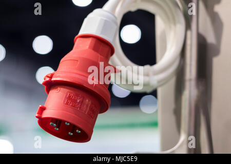 Fiche d'alimentation industrielle rouge haute tension ; Banque D'Images