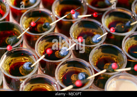 De nombreux prêts boisson alcoolisée. Cocktails Shot pile avec berry. Cocktail au chocolat et crème de liqueur. party outdoors Banque D'Images