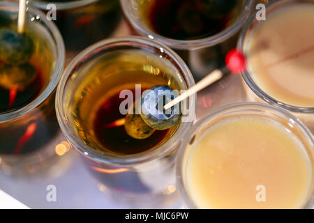 De nombreux prêts boisson alcoolisée. Cocktails Shot pile avec berry. Cocktail au chocolat et crème de liqueur. party outdoors Banque D'Images