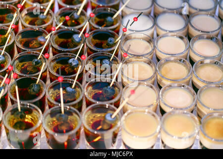 De nombreux prêts boisson alcoolisée. Cocktails Shot pile avec berry. Cocktail au chocolat et crème de liqueur. party outdoors Banque D'Images