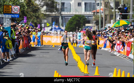 GOLD COAST, AUSTRALIE - 8 avril : Jemima Montag de l'Australie de franchir la ligne d'arrivée pour gagner la féministe 20k à pied à la Côte d'Or 2018 Commonwealt Banque D'Images