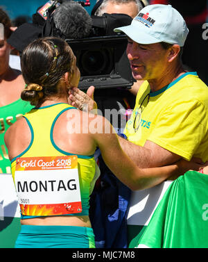 GOLD COAST, AUSTRALIE - 8 avril : Jemima Montag de l'Australie a félicité d'être aftercrossing la ligne d'arrivée pour gagner la féministe 20k à pied à l'Aller Banque D'Images