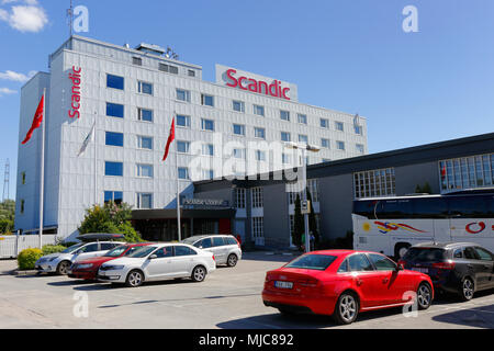 Sodertalje (Suède) - 4 juin 2016 : : Parking et l'extérieur de l'édifice de l'hôtel Scandic à Verkstadsvagen en Sodertalje. Banque D'Images