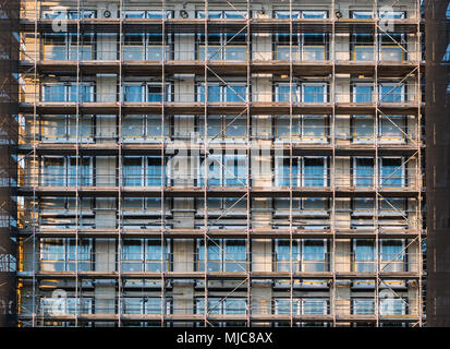 Les échafaudages sur façade, nouveau bâtiment en construction Banque D'Images