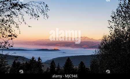 Vue paysage de château de Spis et Hautes Tatras au lever du soleil, de la Slovaquie, de l'Europe Banque D'Images