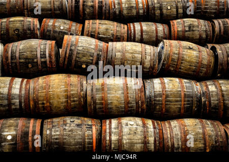 La pile de vieux whisky et vin en tonneaux et barriques Banque D'Images