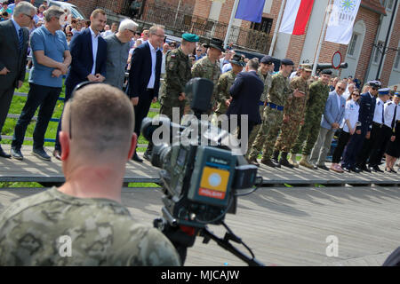 (De gauche à droite) Brick polonais. Le général Jarosław Gromadziński l'armée américaine, le Lieutenant-colonel Adam Lackey, U.S. Army Command Sgt. Le major Jerry Manzanares, U.K. Le Major Ben Parkyn et d'autres dirigeants du groupement tactique de la Pologne sont remerciés par Wojciech Iwaszkiewicz, le maire de Giżycko, lors d'une cérémonie d'ouverture du pont à Giżycko, Pologne, le 1 mai 2018. La cérémonie a eu lieu entre la ville de Giżycko et les soldats de la Pologne : un groupe de combat, unique coalition multinationale d'États-Unis, Royaume-Uni, croate et soldats roumains qui servent avec la 15e Brigade mécanisée polonaise comme une force de dissuasion à l'appui de l'OTAN de commu Banque D'Images