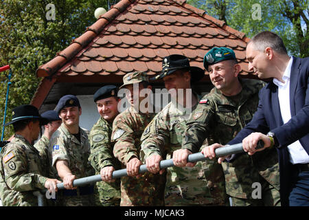 (De gauche à droite) U.S. Army Command Sgt. Le major Jerry Manzanares, U.K. Le Major Ben Parkyn, le capitaine croate Dario Biljeskovic, le roumain Octavian Musat, U.S ARMY Le Lieutenant-colonel Adam Lackey, Polonais Brigue. Le général Jarosław Gromadziński et Wojciech Iwaszkiewicz, le maire de Giżycko, ouvrir un pont au cours d'une cérémonie d'ouverture du pont à Giżycko, Pologne, le 1 mai 2018. La cérémonie a eu lieu entre la ville de Giżycko et les soldats de la Pologne : un groupe de combat, unique coalition multinationale d'États-Unis, Royaume-Uni, croate et soldats roumains qui servent avec la 15e Brigade mécanisée polonaise comme une force de dissuasion à l'al. Banque D'Images