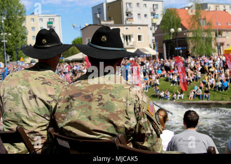 Le lieutenant-colonel Adam Lackey (à gauche), commandant du groupe de combat de la Pologne, et de la commande le Sgt. Le major Jerry Manzanares, premier conseiller du Groupe de combat engagé en Pologne, observer une cérémonie d'ouverture du pont à Giżycko, Pologne, le 1 mai 2018. La cérémonie a eu lieu entre la ville de Giżycko et les soldats de la Pologne : un groupe de combat, unique coalition multinationale d'États-Unis, Royaume-Uni, croate et soldats roumains qui servent avec la 15e Brigade mécanisée polonaise comme une force de dissuasion de l'OTAN à l'appui de l'amélioration de l'avant la Présence. (U.S. Photo de l'armée par la CPS. Hubert D. Delany III /22e Détachement des affaires publiques mobiles) Banque D'Images