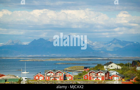 Maisons en bois colorées au soleil de minuit sur l'île de Lovund dans le nord de la Norvège près du cercle arctique, paysage Banque D'Images