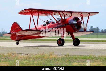 Le Stearman Model 75 est un avion d'entraînement biplan produit dans les années 1930 par la division Stearman Aircraft de Boeing et largement utilisé par les United States Army Air Forces et Navy. Une image d’archive documente l’avion circulant sur une piste lors de la Beale Air and Space Expo le 27 avril 2018, à la Beale Air Force base, en Californie, la première journée portes ouvertes de l’installation depuis 2011. Banque D'Images