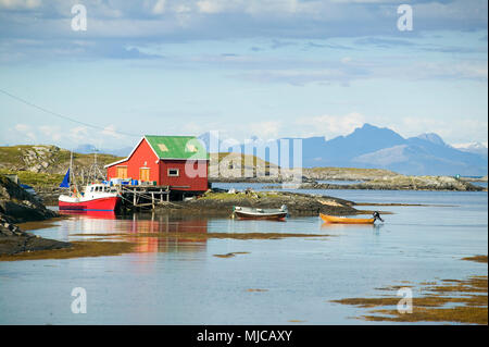 Maisons en bois colorées au soleil de minuit sur l'île de Lovund dans le nord de la Norvège près du cercle arctique, paysage Banque D'Images