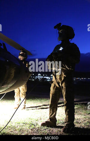 La CPS. Michael Pitman et la FPC. Anthony Zacniewski, attaché au 2e Bataillon, 227e Régiment d'aviation, TF Lobos, 1st Air Cavalry Brigade (PBR), effectuer des vérifications de contrôle en amont, Hohenfels, Allemagne, le 30 avril 2018. Des soldats du 1er PBR d'aider à la formation en agissant soit comme friendly ou air ennemis actifs au cours de l'exercice d'évaluation militaire interarmées. (U.S. Photo de l'armée par le sergent. Kalie Frantz) Banque D'Images