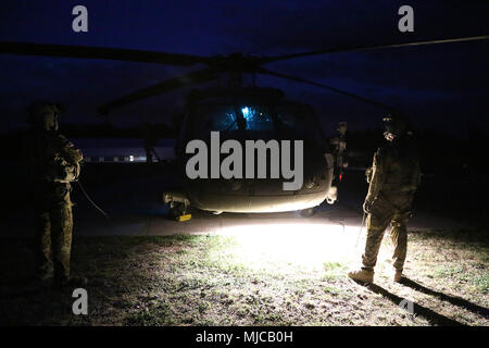 La CPS. Michael Pitman et la FPC. Anthony Zacniewski, attaché au 2e Bataillon, 227e Régiment d'aviation, TF Lobos, 1st Air Cavalry Brigade (PBR), mener des vérifications avant vol, Hohenfels, Allemagne, le 30 avril 2018. Des soldats du 1er PBR d'aider à la formation en agissant soit comme friendly ou air ennemis actifs au cours de l'exercice d'évaluation militaire interarmées. (U.S. Photo de l'armée par le sergent. Kalie Frantz) Banque D'Images