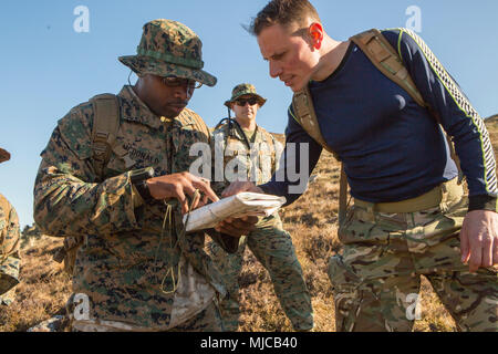 Le Corps des Marines des États-Unis. Gregory McDonald (à gauche), l'opérateur radio avec 4e Naval Air Force de Liaison Entreprise, Groupe, siège de la Marine royale et le Premier maître de Andrew Douglas (à droite), un coordinateur de la Royal Navy avec 148, 29e Commando Commando de la batterie de l'Artillerie royale, discuter des options d'itinéraire d'un point de contrôle au cours d'un exercice de navigation terrestre Durness, Écosse, 30 avril 2018. 4ème ANGLICO est en Ecosse pour prendre part à des Warrior 18-1, un exercice qui favorise leur disponibilité et l'efficacité de l'intégration interarmes, petite unité tactique et la navigation terrestre. Cette formation Banque D'Images