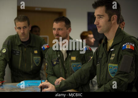 Les membres de l'armée de l'air d'assister à une réunion au cours d'une cellule de planification de la mission à la base aérienne de Spangdahlem, en Allemagne, le 26 avril 2018. La réunion faisait partie d'un mois, deux jours de grand-force exercice visant à améliorer l'intégration et la communication entre les alliés de l'OTAN. L'exercice comprenait également des membres de la 52e Escadre de chasse, la Belgique et d'autres membres de l'OTAN. L'exercice a permis aux membres de l'OTAN de travailler ensemble pour discuter, planifier et exécuter différentes tactiques et stratégies dans l'air et sur le terrain. (U.S. Photo de l'Armée de l'air par la Haute Airman Preston Cherry) Banque D'Images