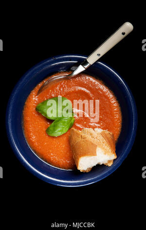 Soupe gaspacho sur fond noir Banque D'Images