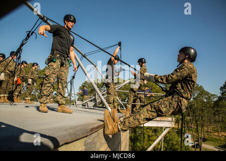 La formation des instructeurs sur le terrain de l'entreprise coach recrute Mike, 3e Bataillon d'instruction des recrues, en bas de la tour de rappel le 1 mai 2018, sur l'Île Parris, L.C. (rappel des 47 recrues-foot-tall tower portant un harnais de sécurité, casque et des gants pour prendre confiance et surmonter toute peur des hauteurs. La Compagnie Mike est prévue pour le 6 juillet, 2018 études supérieures. (Photo par Lance Cpl. Carlin Warren) Banque D'Images